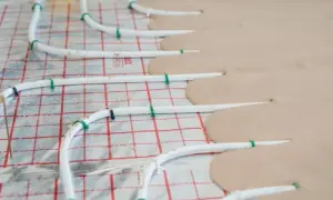 Zbrojenie wylewki pod ogrzewanie podłogowe – uniknij kosztownych błędów
