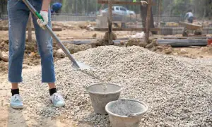 Ile łopat piasku na worek cementu? Odpowiednie proporcje dla betonu