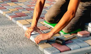 Jak położyć kostkę na betonowym tarasie i uniknąć najczęstszych błędów