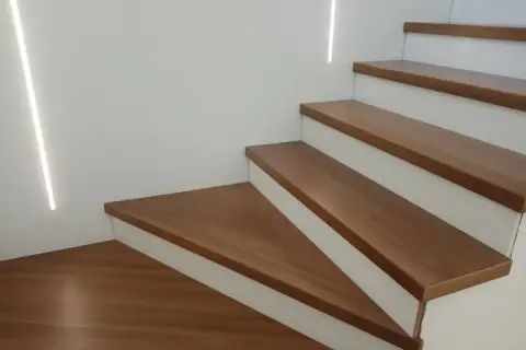 Jak wyczyścić schody drewniane? Skuteczne metody i sprawdzone porady