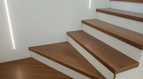 Jak wyczyścić schody drewniane? Skuteczne metody i sprawdzone porady