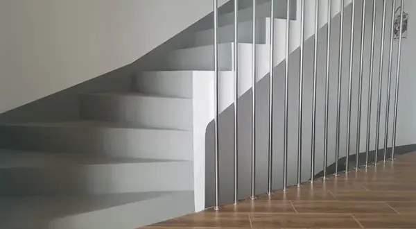 Jaki beton na schody wewnętrzne? Kluczowe właściwości i klasy betonu.