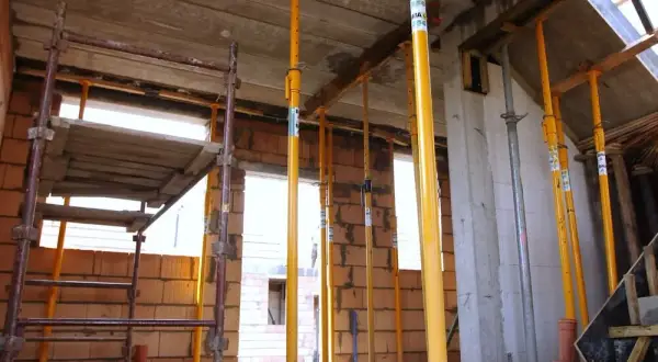 Jakie są zalecane grubości stropu lanego przy różnych rozpiętościach?