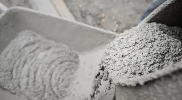 Cement czy gotowa zaprawa – co wybrać dla najlepszej jakości budowy?