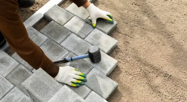 Jaką zaprawę pod kostkę brukową wybrać, aby uniknąć problemów?