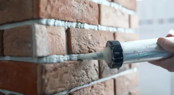 Jaką zaprawę wybrać do fugowania płytek klinkierowych? Kluczowe informacje.