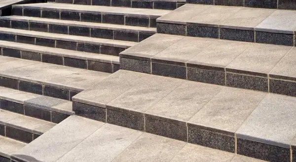 Jaki materiał na schody zewnętrzne wybrać? Kluczowe informacje i porady
