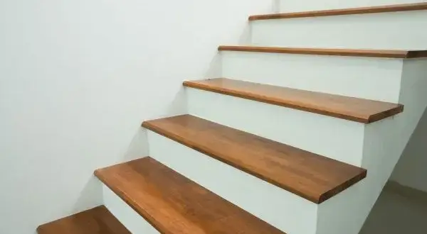 Jak zabezpieczyć schody bez balustrady? Skuteczne metody na bezpieczeństwo