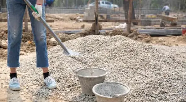 Ile łopat piasku na worek cementu? Odpowiednie proporcje dla betonu