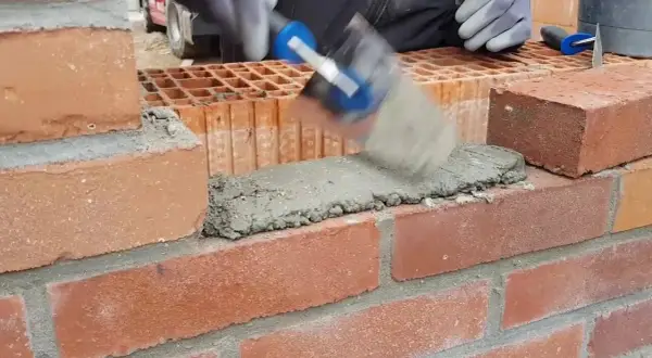Ile wody dodać do zaprawy murarskiej? Praktyczne porady i proporcje