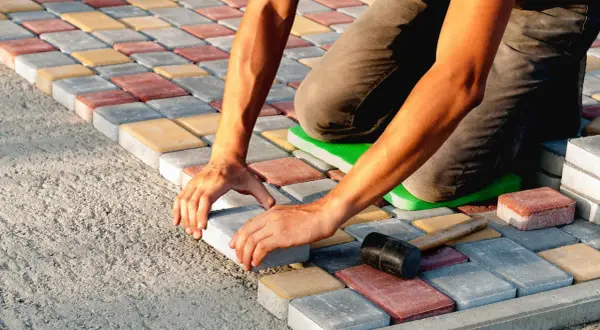 Jak położyć kostkę na betonowym tarasie i uniknąć najczęstszych błędów