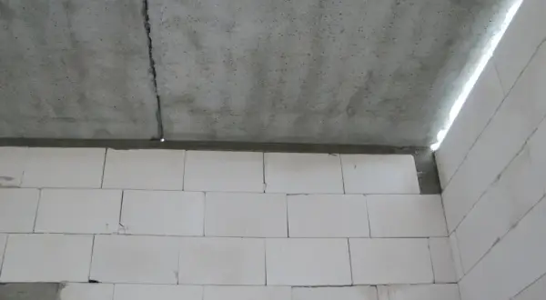 Ile schnie strop po zalaniu? Poznaj kluczowe czynniki i czas schnięcia