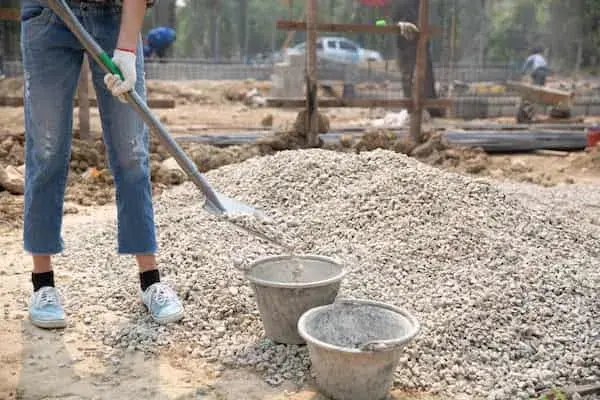 Ile łopat piasku na worek cementu? Odpowiednie proporcje dla betonu