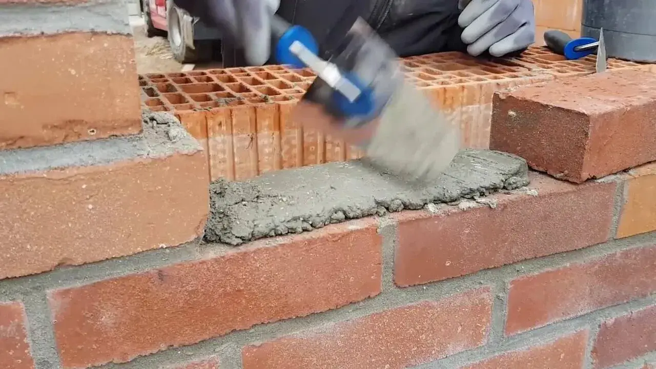 Ile wody dodać do zaprawy murarskiej? Praktyczne porady i proporcje